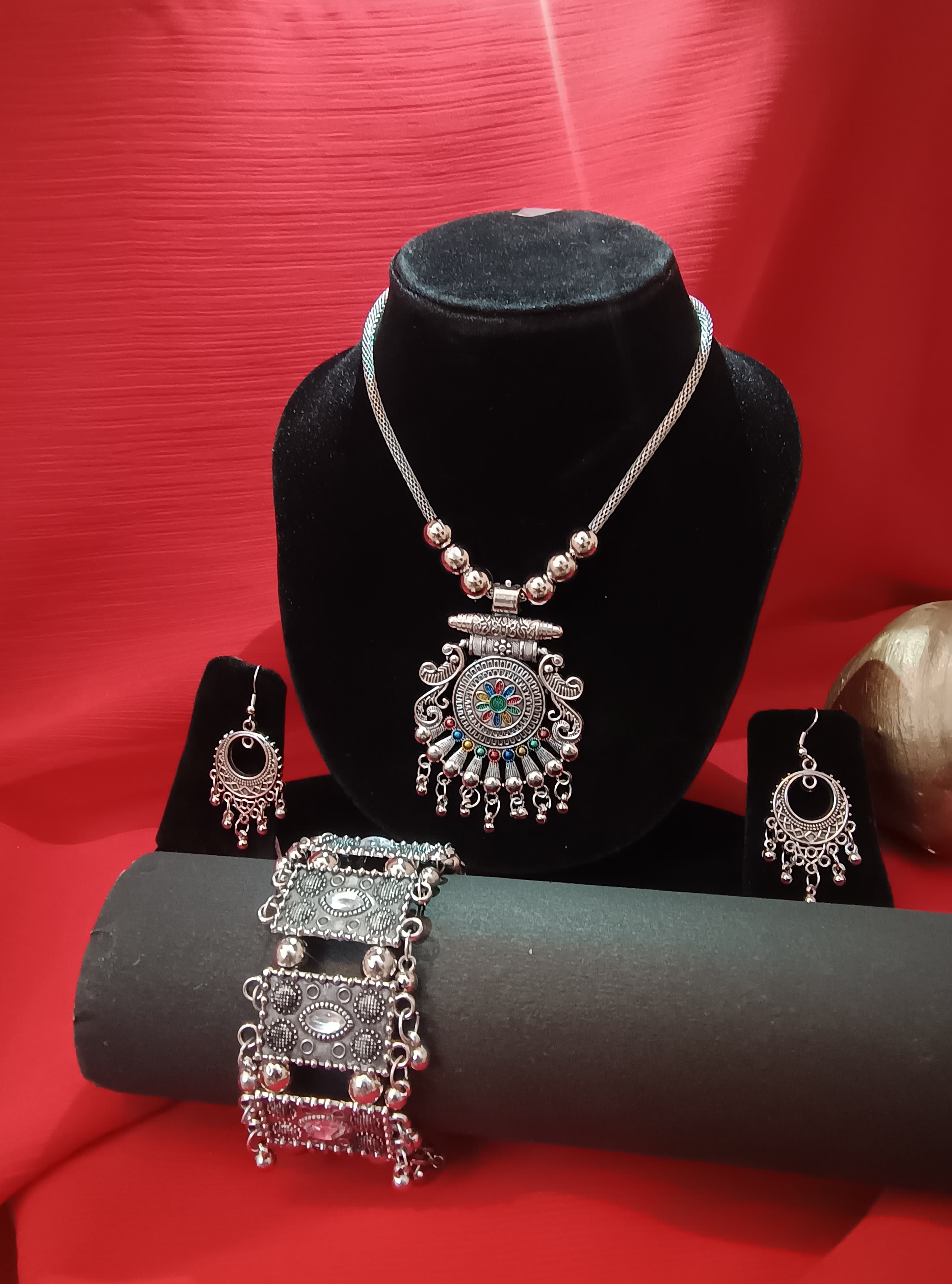 Mayantiie Oxidized Silver Jewelry Set – Pendant, Earrings & Bracelet Combo